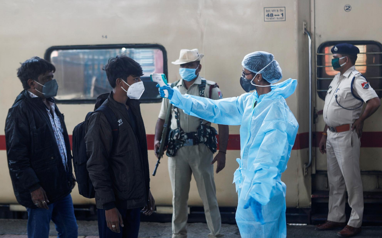 印卫生官员:印度各地发现240种变异新冠病毒