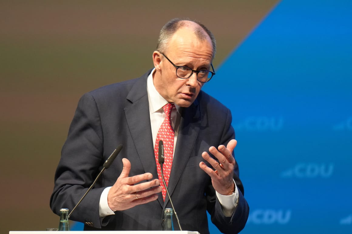 当地时间18日，默茨在德国西部莱茵兰－普法尔茨州举行的一场活动上发表讲话。图自外媒