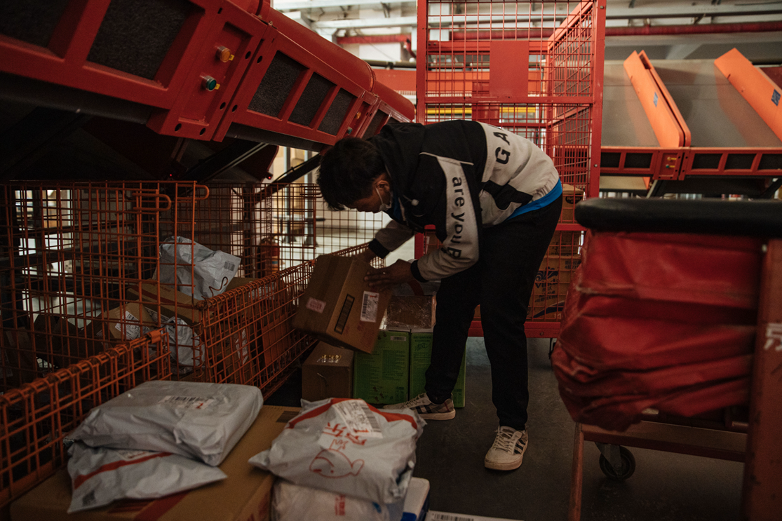 11月11日,北京亦庄京东智配中心,工人们正在分拣11.