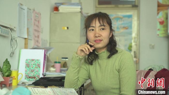 两根拐杖直立着放在电动车前边,轻轻转动电门,张艳芳出发了.