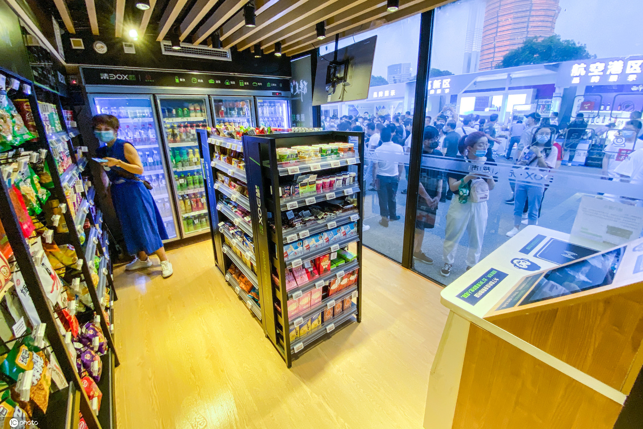 郑州无人超市受热捧顾客可自助结账