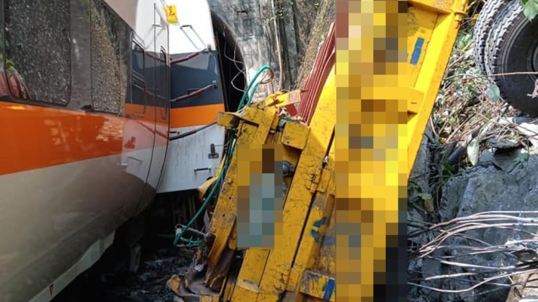 台媒:台铁列车出轨事故已致54人死亡,156人轻重伤,司机丧生