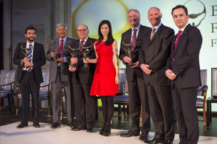 罗宝文于2015年荣获「商业促和平奖」,并与一众得奖者合照