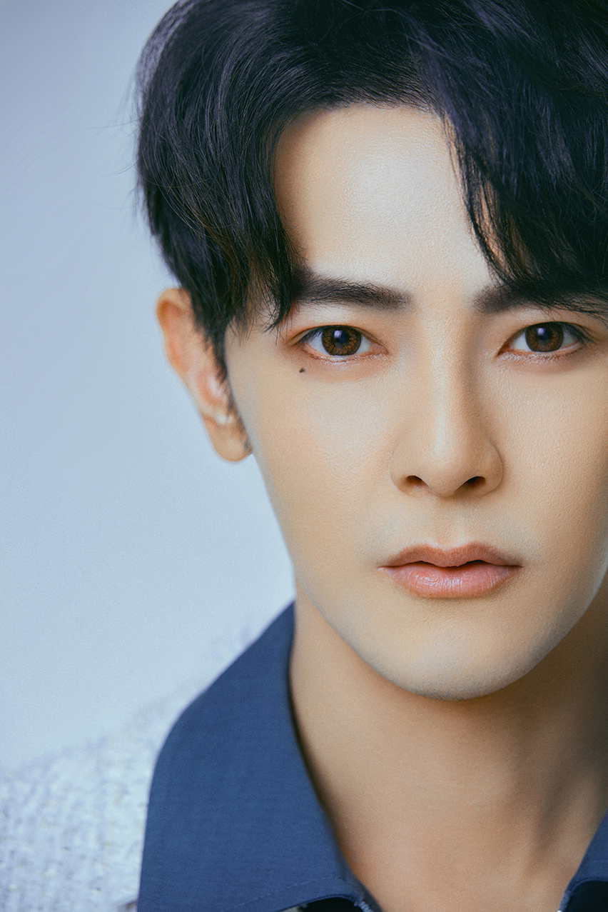 汪东城时尚写真曝光 眼角泪痣瞩目吸睛