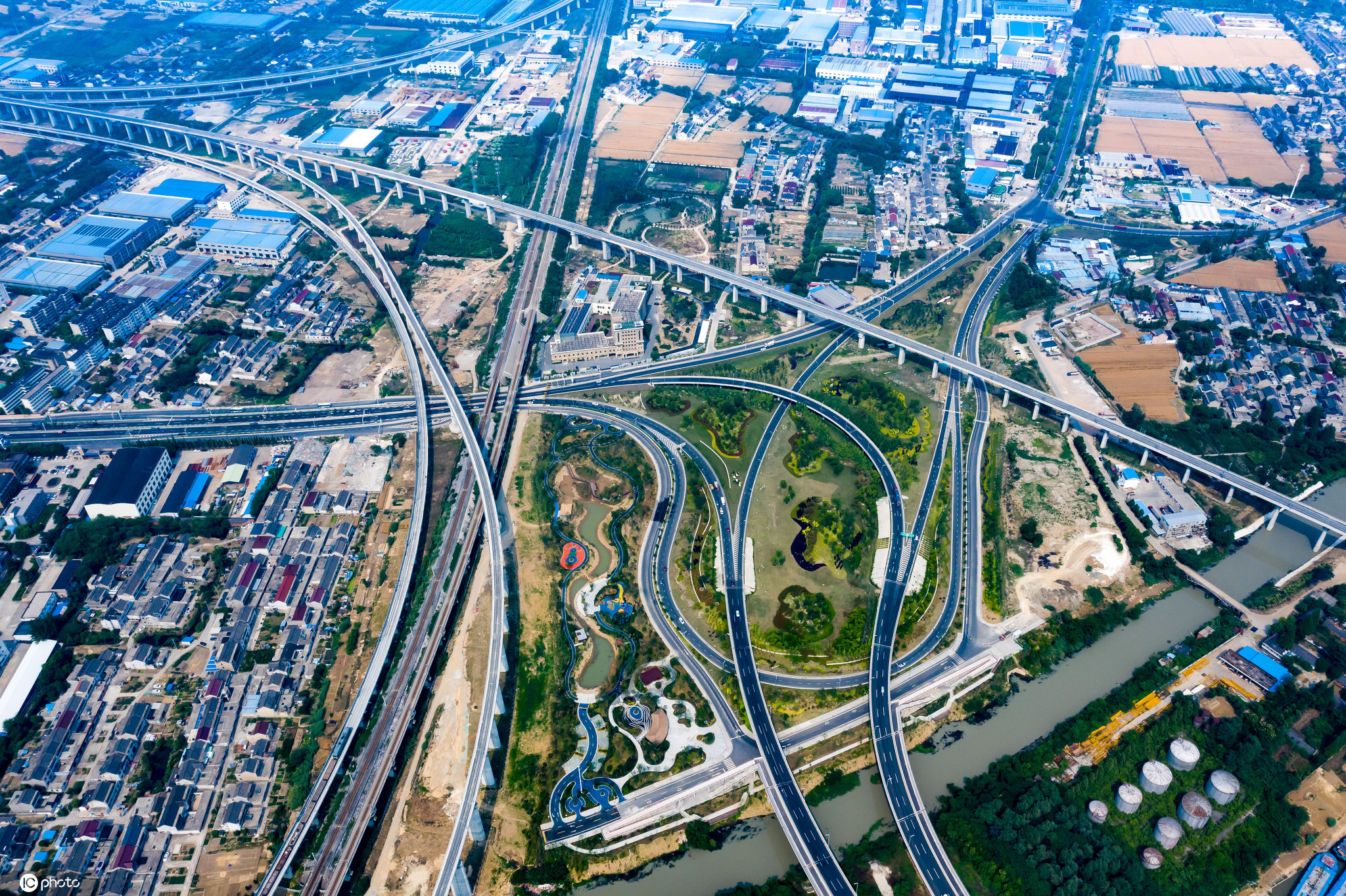 航拍江苏扬州金湾路立交02被网友誉为全省最复杂立交