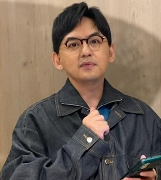 台媒台湾艺人黄子佼承认强吻少女拍裸照中午发视频道歉