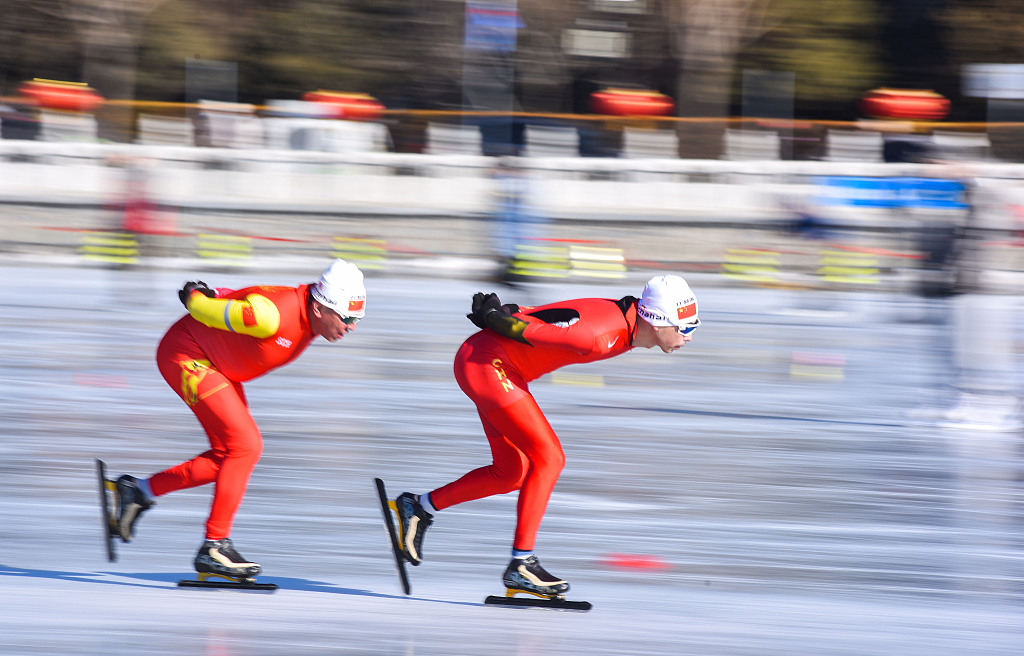 民间滑冰爱好者什刹海滑冰。图源视觉中国