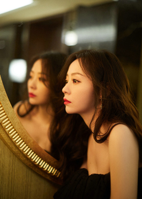 张靓颖穿小黑裙秀身材 披卷发女人味十足