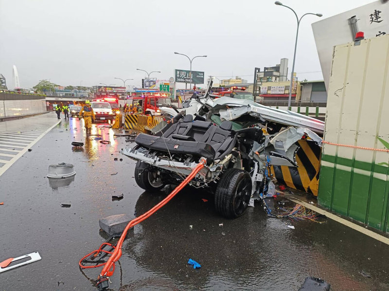 特斯拉Model Y撞上水泥护栏，车体毁损。图自台湾“中央社”