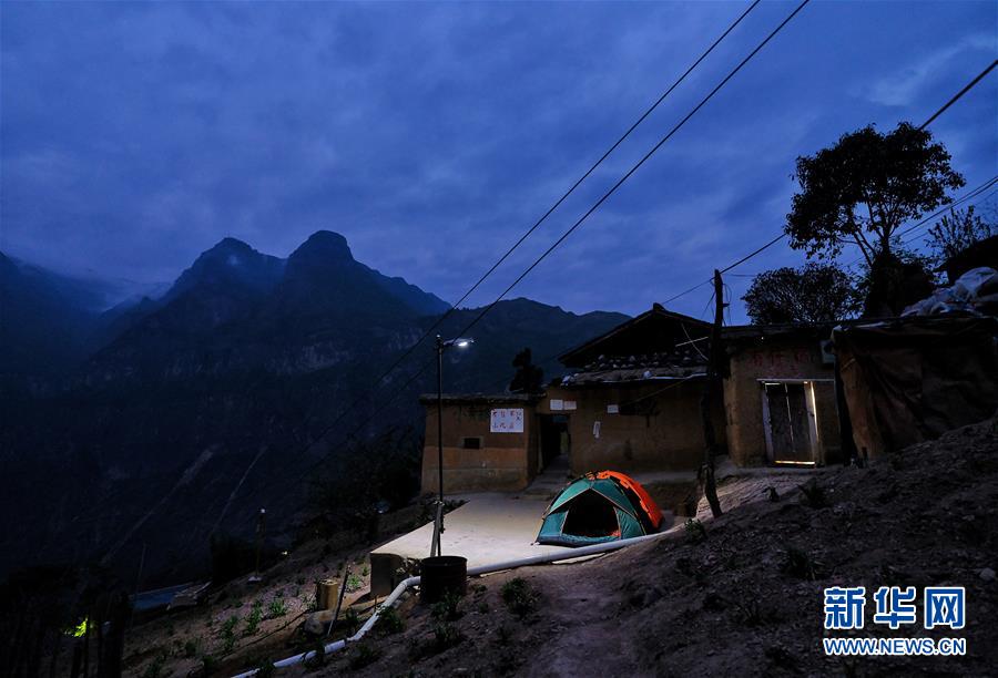 新华社记者 江宏景 摄拼版图片:上图为莫色达体夫妇在"悬崖村"的家