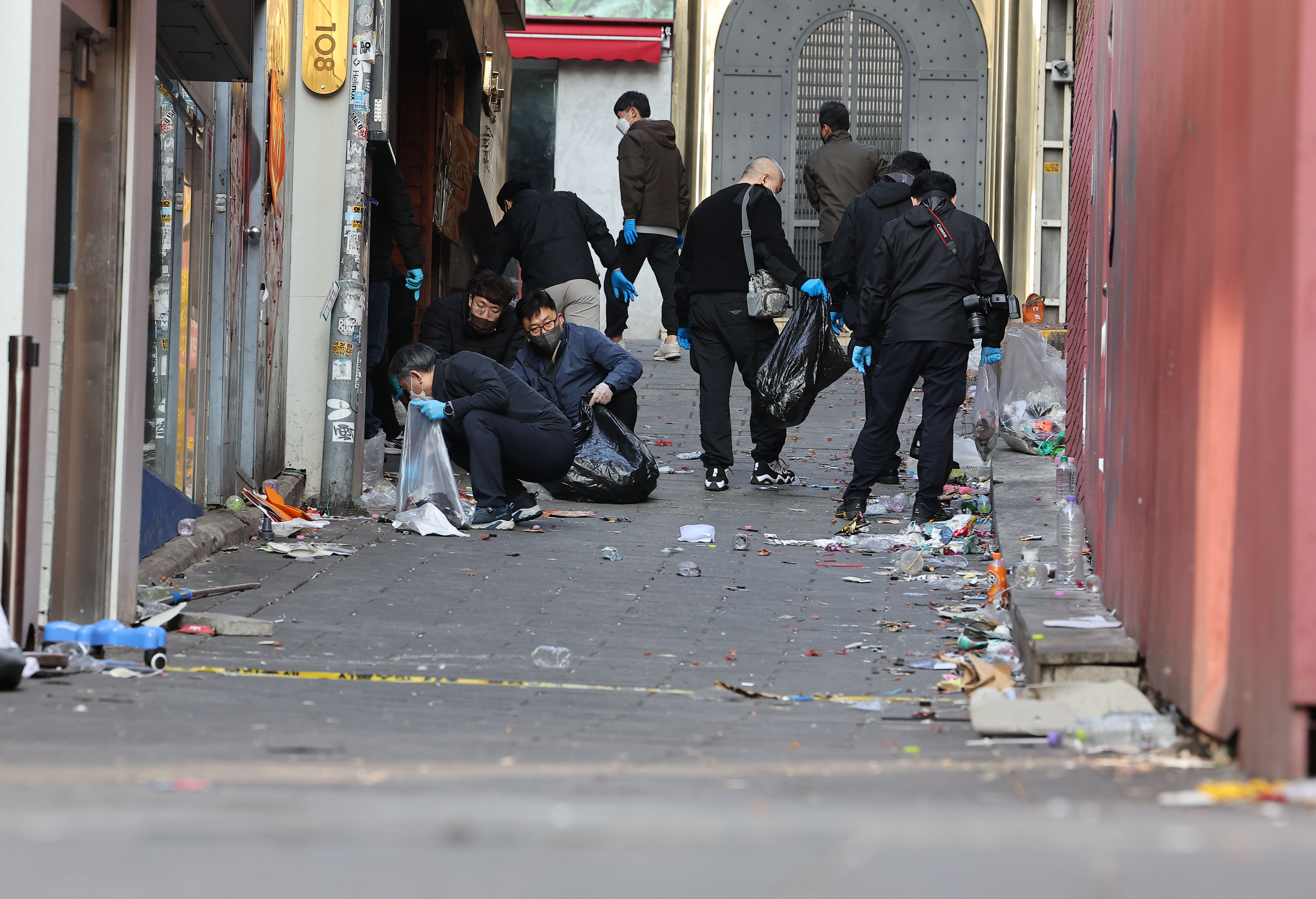 韩国梨泰院踩踏事故现场取证结束有关部门开始清理现场