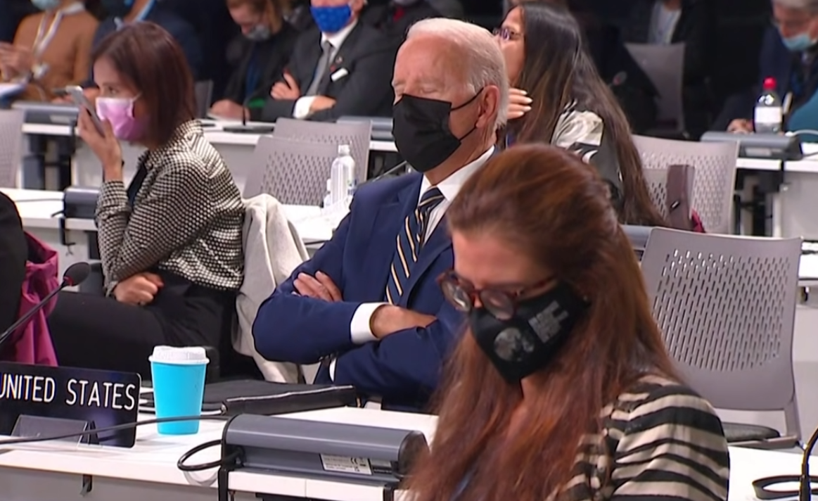 2021年在英国格拉斯哥举行的第26届联合国气候变化大会上，拜登被拍到双眼紧闭，看起来像是在打瞌睡