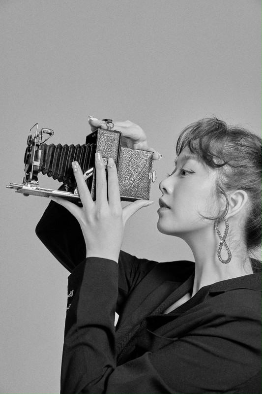 文竹曝光写真近日,演员文竹曝光了一组甜飒少女写真,all black西装