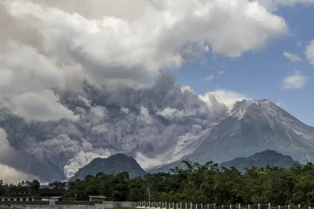 当地时间3月11日，印尼默拉皮火山喷发 图源：外媒