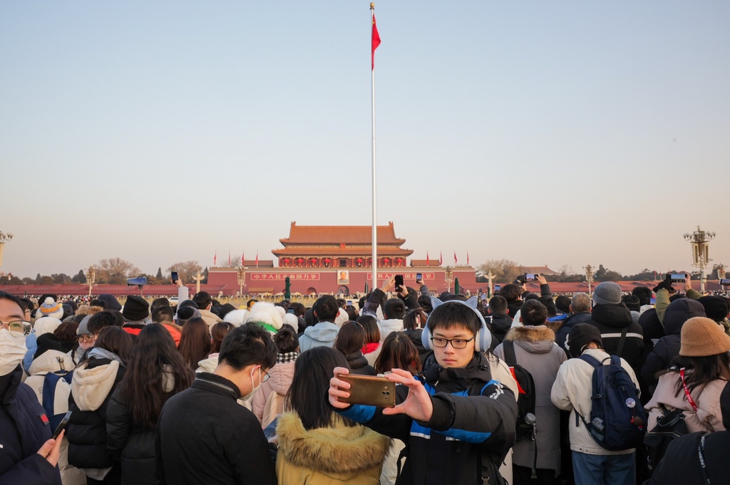 7.3万人北京天安门广场观看升国旗仪式