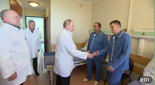 普京在莫斯科一家医院与在乌受伤人员握手，图源：俄新社视频截图