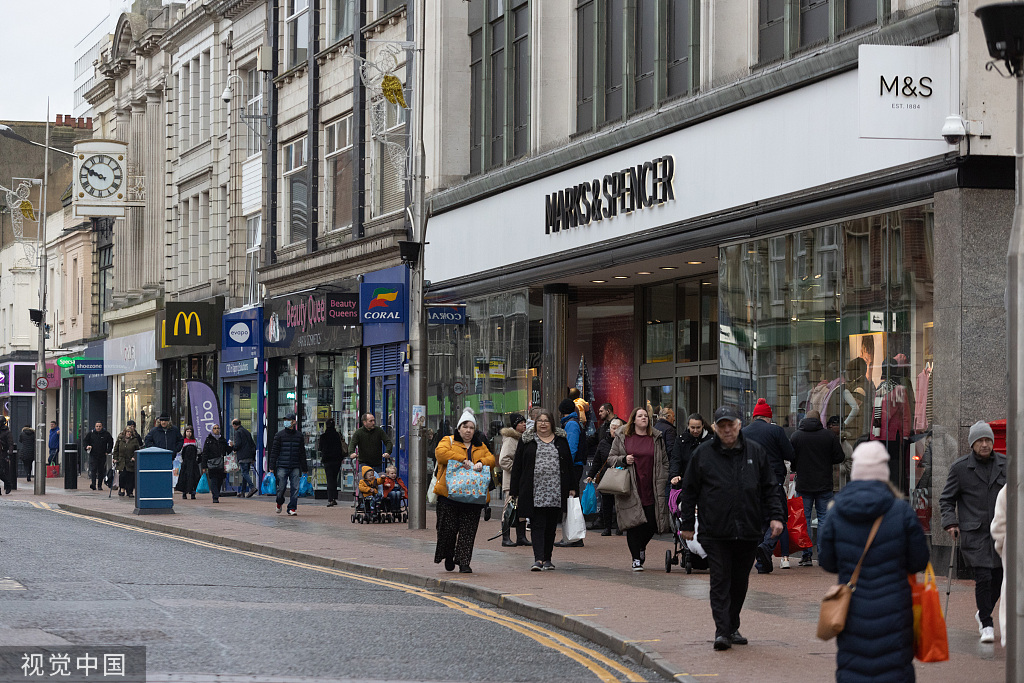 英国，购物者在商业街购物。资料图