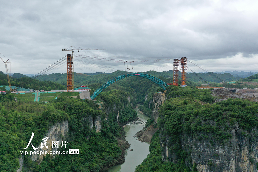 贵州:贵平高速拉密河特大桥钢管拱肋顺利合龙