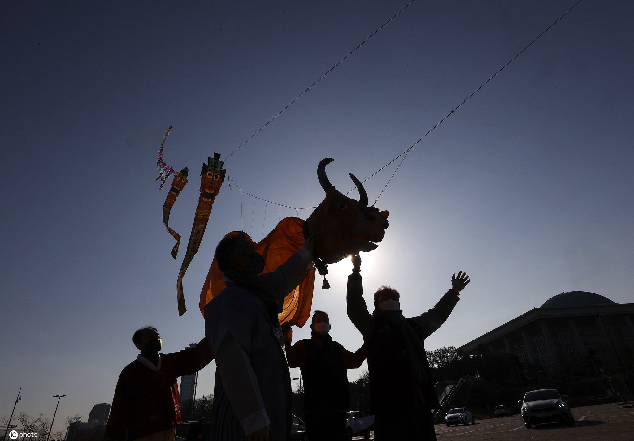 新年牛气冲天!韩国民众放飞"牛"风筝