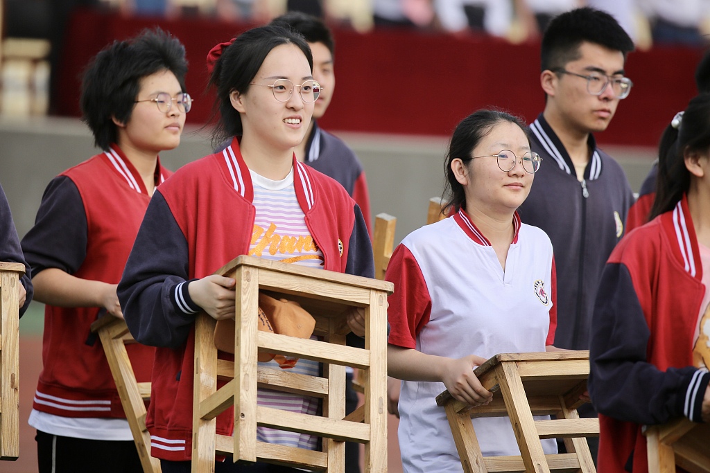 2021年6月5日,高考大幕即将拉开,在山东泰安一中,毕业生们在教室内上