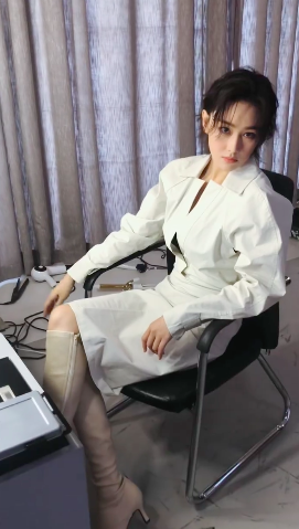 利落短发,白色朋克风长裙搭配米色高跟长靴,加上张馨予拽拽的表情,又