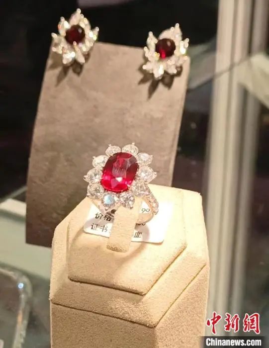 北京国际珠宝首饰展览会上展出的红宝石首饰。左雨晴 摄