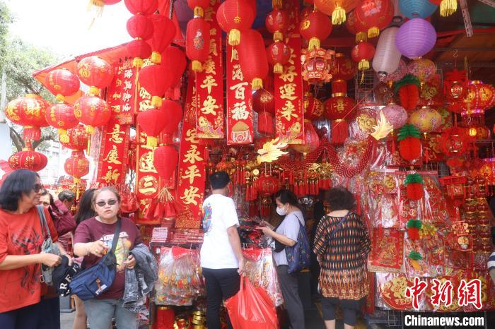2月5日，民众在雅加达班芝兰唐人街购物。中新社记者 李志全 摄