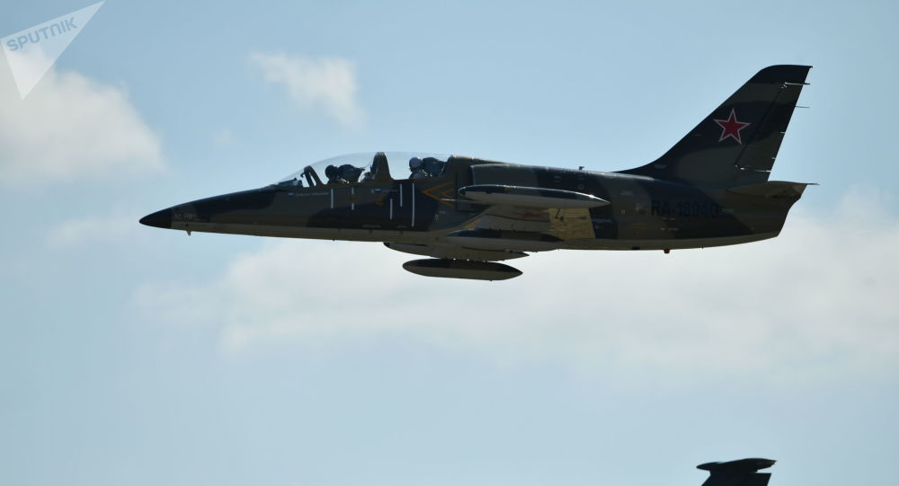 俄军一架l39教练机坠毁02两名飞行员成功弹射逃生