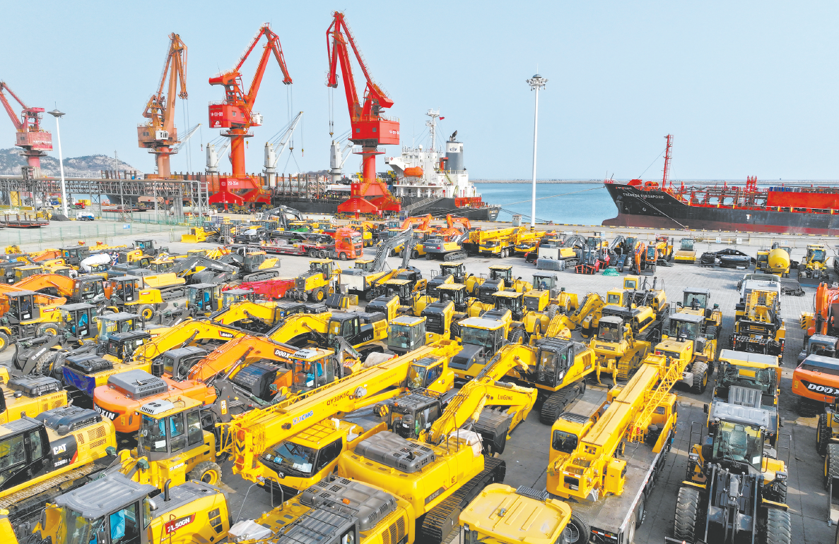 海关总署10日发布数据显示，2026年前两个月，我国货物贸易进出口总值同比增长18.3%。图为当日，江苏某码头一派繁忙。（视觉中国）