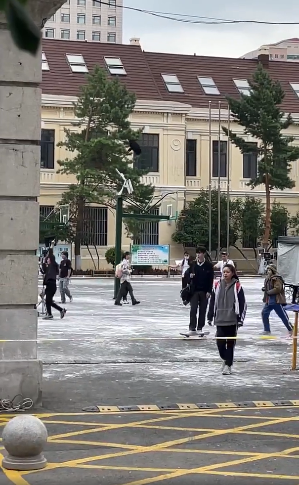 范丞丞新剧片场滑滑板 校服造型清爽帅气