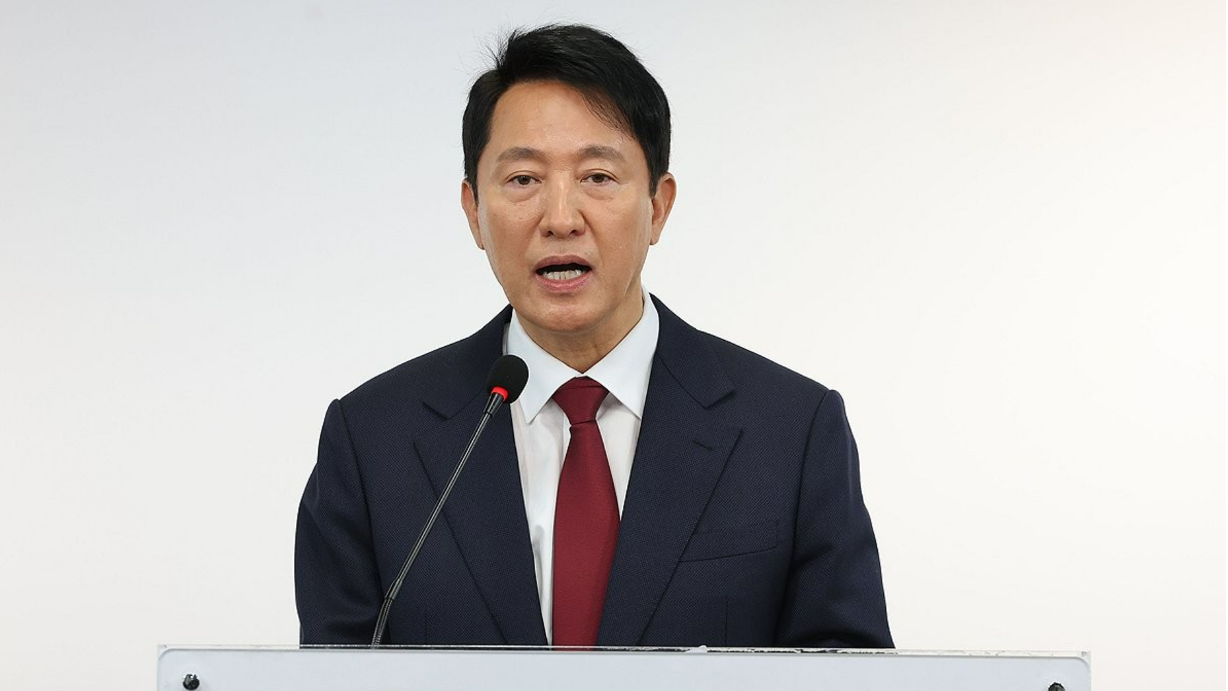 当地时间4月12日，吴世勋在首尔西部的国民力量党总部宣布他不会参加6月韩国总统选举。图源：韩媒