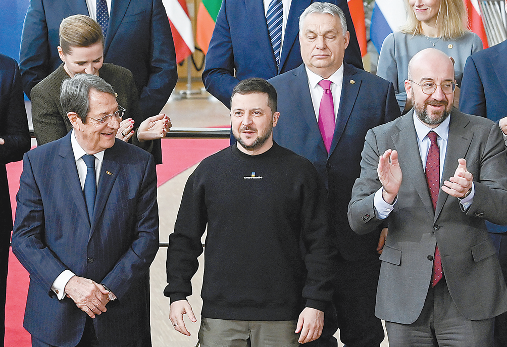 泽连斯基9日参加欧盟峰会时，匈牙利总理欧尔班（第二排左二）“拒绝鼓掌”，成为一些西方媒体的关注重点。