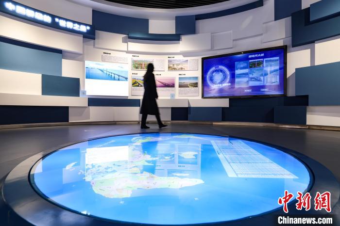 11月2日，贵州平塘，游客在“天空之桥”服务区桥梁科普馆参观。　瞿宏伦 摄