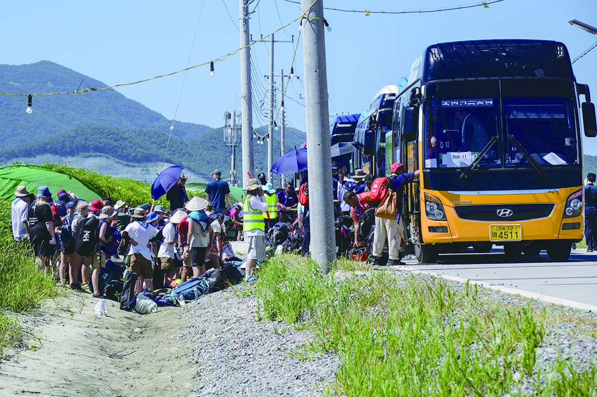 8日,韩国政府出动1000多辆大巴车,将参加世界童军大露营的4
