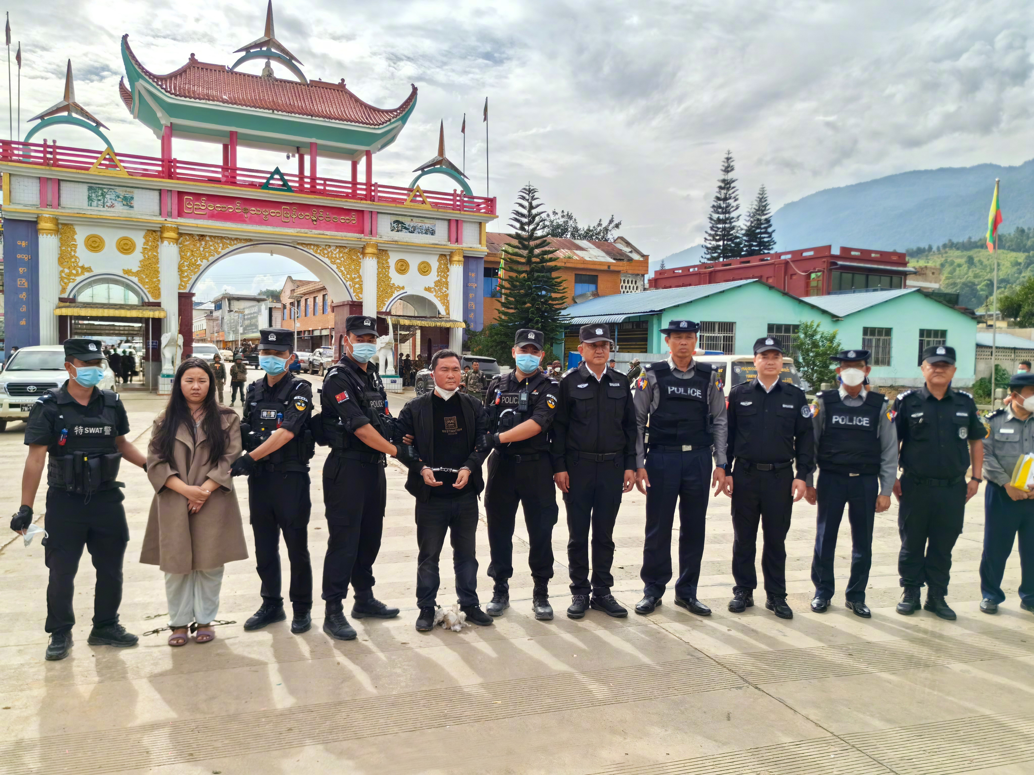 在云南临沧市镇康县南伞口岸向我方移交被抓获的明国平等人  图片来源