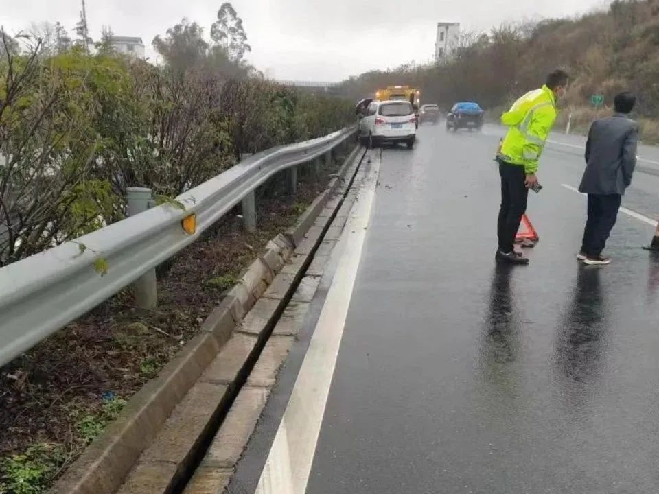 2023年2月6日,在s13钟富高速76公里 990米处,发生一起小车碰撞护栏的