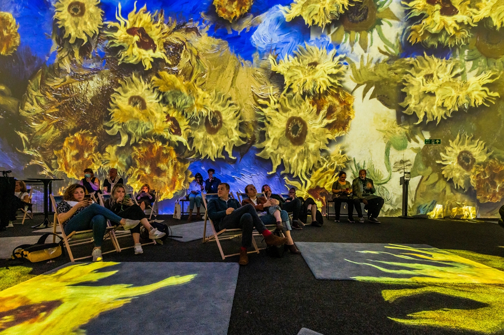 英国打造沉浸式艺术展 现场观众体验数字投影