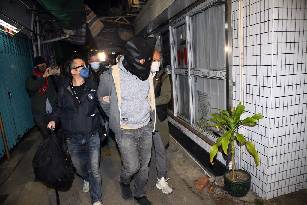 警方拘捕涉嫌袭警的菲律宾男子。（图片来源：香港星岛网）