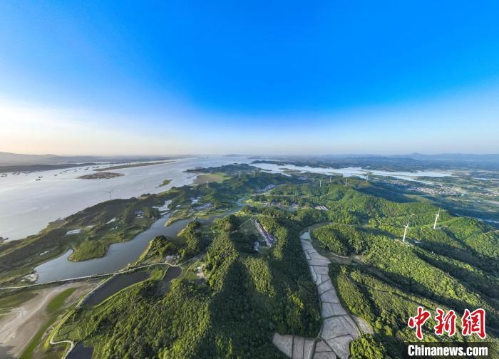 进入汛期，随着水位上涨，鄱阳湖湖口水域湿地和风车、田野、村庄相映成景，美丽如画。 李学华 摄