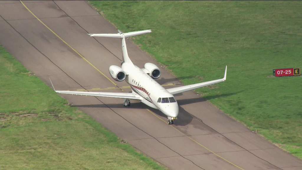 英国国王查尔斯三世所乘飞机在伦敦一机场降落