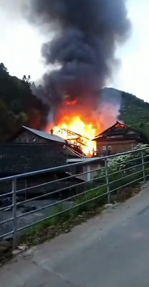 火光冲天广西柳州三江县一村屯发生火灾4栋木楼民房被烧毁