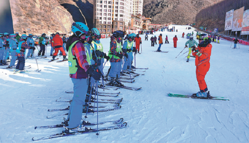 China's budding skiers are increasingly inclined to splash out on services such as coaching when they visit resorts. XINHUA