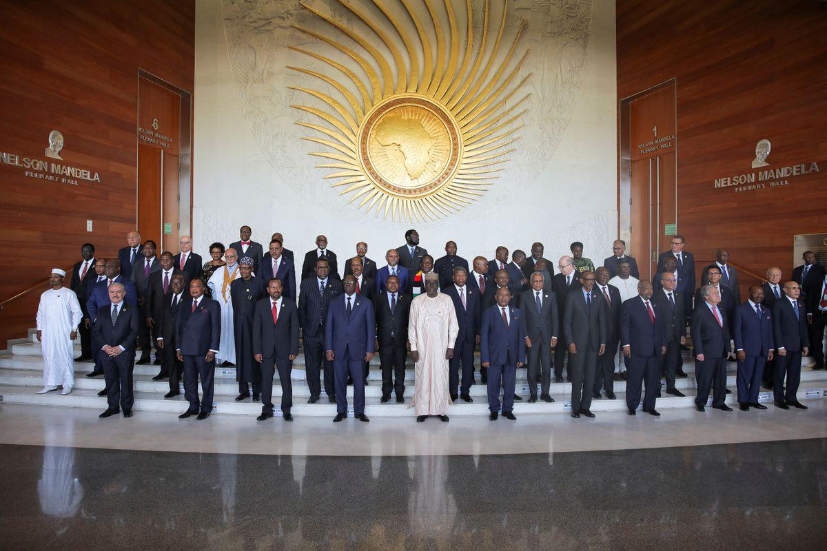 第36届非洲联盟峰会18日在位于埃塞俄比亚首都亚的斯亚贝巴的非盟总部开幕，联合国秘书长古特雷斯与非洲国家元首们合影留念 图源：外媒