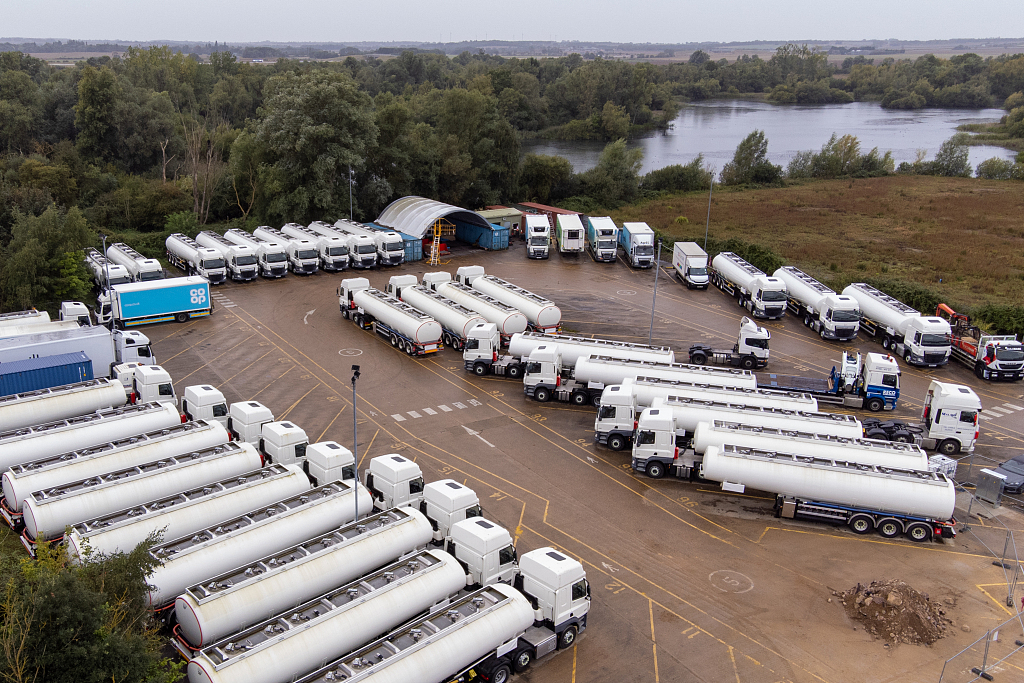当地时间2021年10月2日,英国芬斯坦顿,政府储备的油罐车车队.