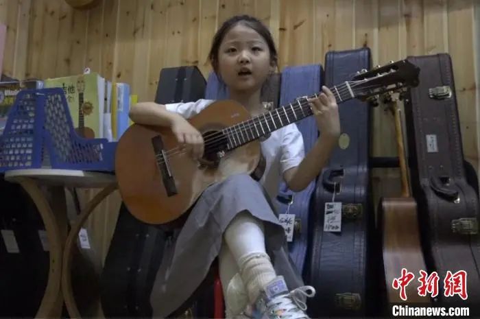 周昭妍的歌声清脆动人，和吉他弹奏一样，深受网友的喜爱。 被采访人供图