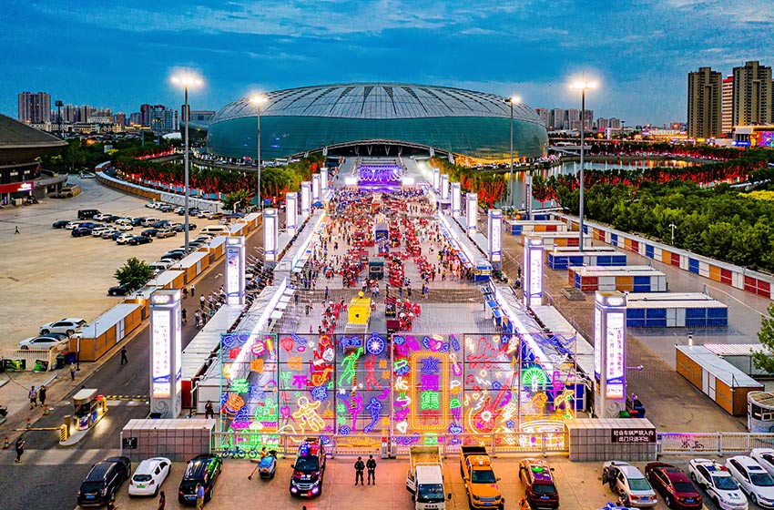 天津再添夜生活地标 首批400余摊主水滴夜市"营业"