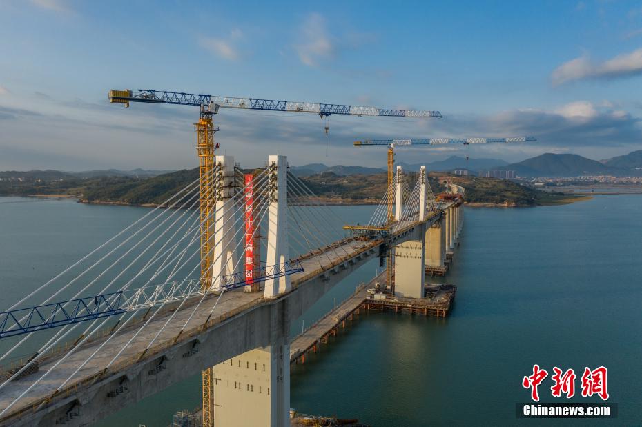 福厦高铁湄洲湾跨海大桥成功合龙
