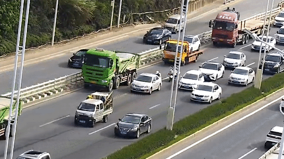 小车停在珠海大桥主车道 引后车纷纷急刹 司机却坐车内