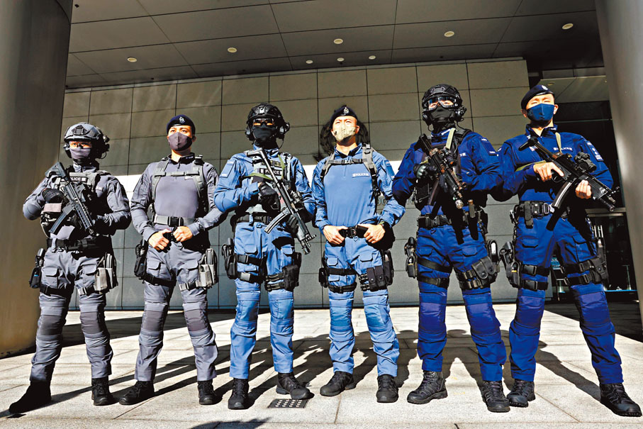 香港铁路应变部队的新制服为灰色（左）、反恐特勤队的新制服为浅蓝色（中）、机场特警队的新制服为深蓝色（右）。 图自香港文汇报