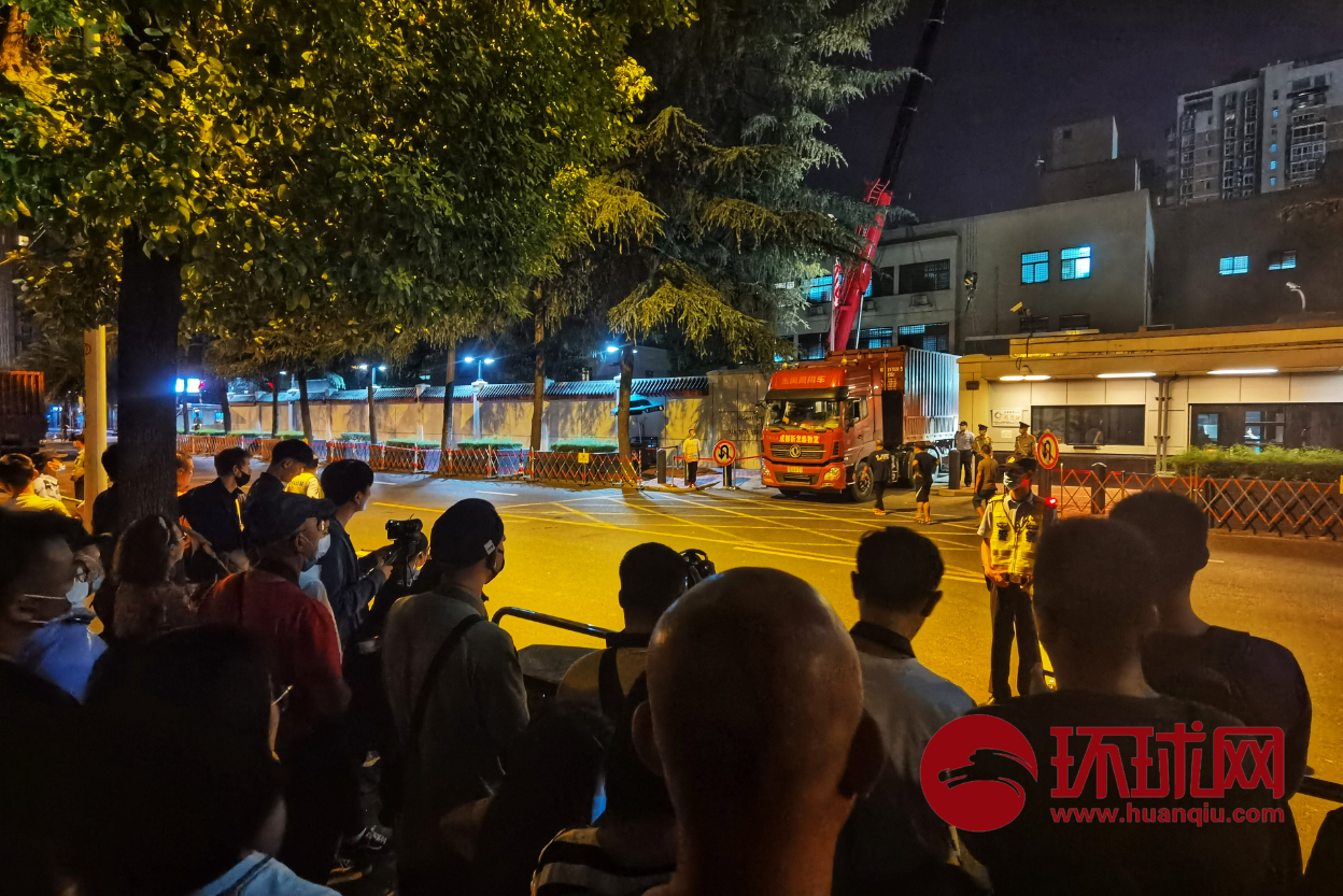 2020年7月27日凌晨,成都市民围观美领馆搬家。